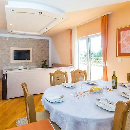 Mijo Villa Kastela