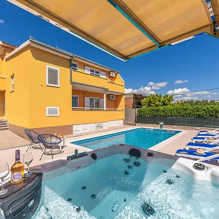 Mijo فيلة Kaštela